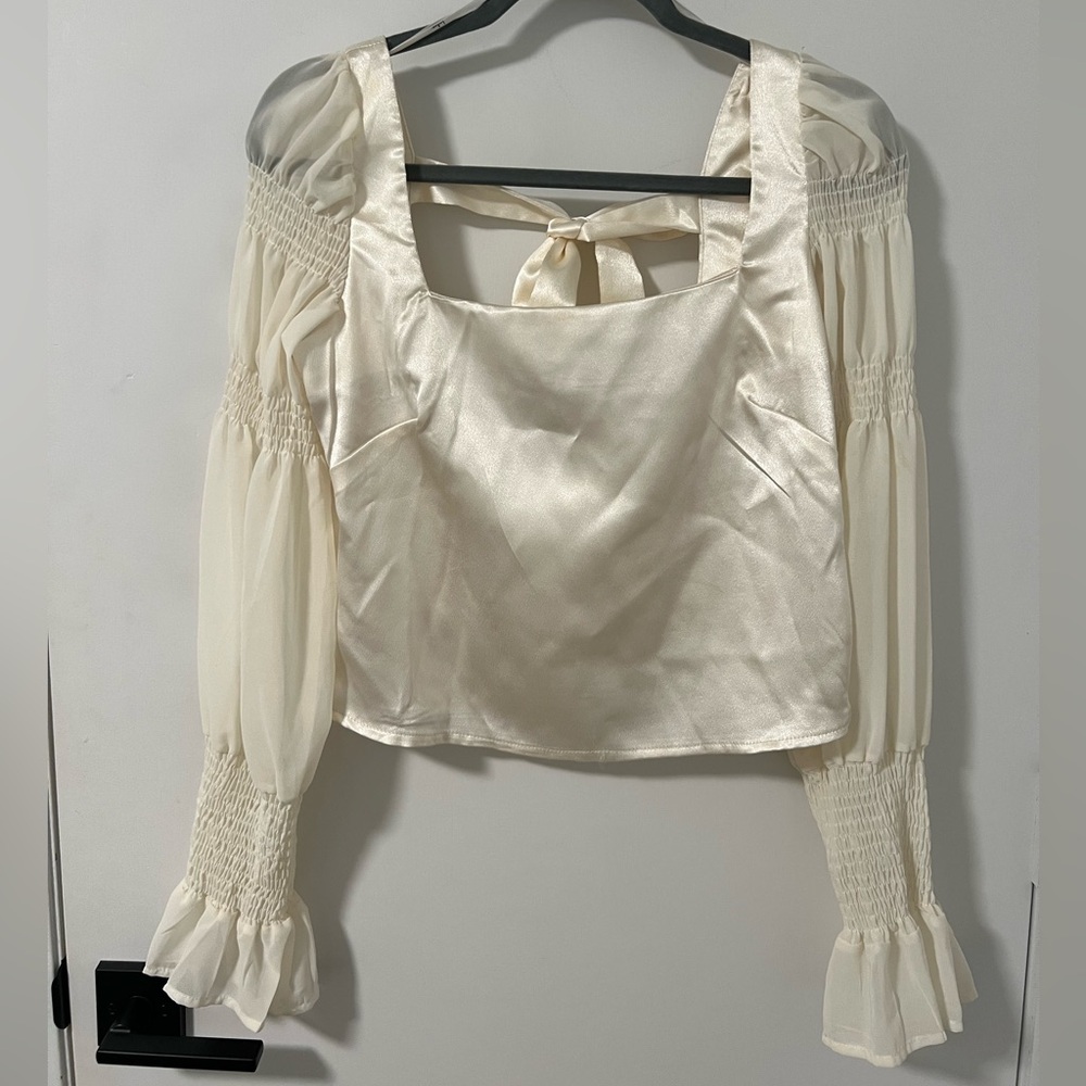 Lulu’s white top